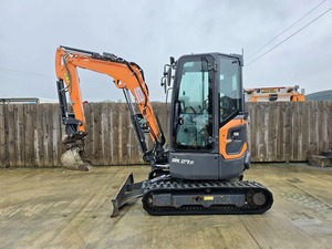 รถขุดขนาดเล็ก Kubota U27-4 พร้อมห้องโดยสารและใบมีดดันดิน สีส้มดำ - Product Image 4