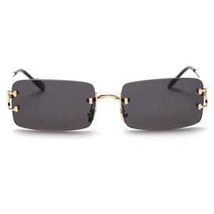 Des lunettes de soleil incroyables rehaussent les looks de fête, jour comme nuit. Le design réfléchissant ajoute de la profondeur et de la dimension à votre style. - Product Image 6