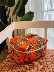 กล่องใส่เครื่องสำอางผ้าฝ้ายลายควิลท์วินเทจ Le Souvenirs ปิดด้วยซิป สีส้มลายป่า ทนน้ำ เป็นมิตรกับสิ่งแวดล้อม - Product Image 2