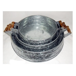 Plateau de service rond galvanisé avec poignées en bois pour la maison, le bureau, la fête, le mariage et le spa Plateau en métal galvanisé durable - Product Image 5