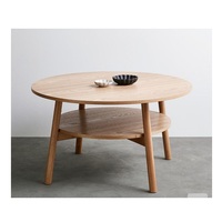 Table basse élégante en bois d'acacia artisanal avec le dessus poli lisse accentuant de belles textures et grains en bois organique