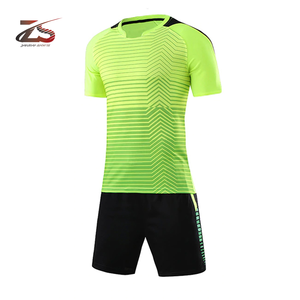 Nouvel arrivage Ensembles d'uniformes de football pour hommes de conception personnalisée de la meilleure qualité Uniforme respirant pour l'entraînement et le sport fabriqué au Pakistan - Product Image 4