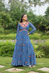 Último diseñador FabZone Anarkali vestido para adultos niñas Faux Georgette Badhani impreso Sari con Salwar para fiestas de bodas - Product Image 3