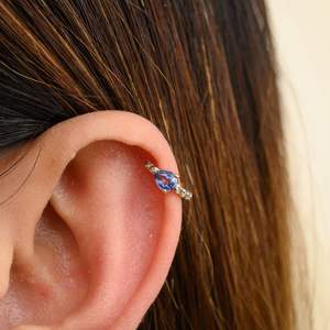 Fabricación de joyas Minimalista Forma de pera Zafiro azul natural y Diamante Helix Cuff Pendientes 18K Joyas de oro amarillo sólido - Product Image 5