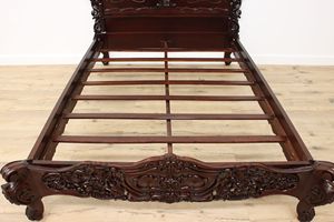 Cadre de lit de luxe royal en bois d'acajou massif sculpté à la main et fait à la main pour une utilisation en intérieur dans la chambre à coucher - Product Image 3