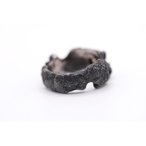 Bague de mariage rustique et organique en argent sterling 925 plaqué rhodium noir, faite à la main, avec diamants sertis clos, style cranté - Product Image 5
