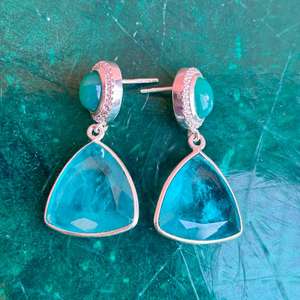 Pendientes colgantes de piedras preciosas azules de Paraiba hechos a mano, piedra acuática de corte triangular con ajuste plateado para mujer - Product Image 1