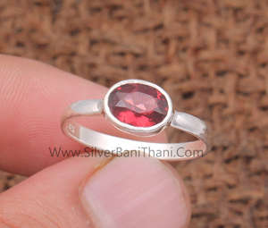 Bague en argent sterling 925 fabriquée à la main avec grenat taille ovale pierre précieuse lunette minimaliste ensemble bague pour femmes bijoux en pierre de naissance - Product Image 5