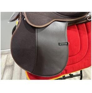 Silla de Montar de Cuero Sintético de Alta Calidad con Armazón de Madera, Modelo Status Paragon, para Salto Ecuestre, a Bajo Precio - Product Image 3