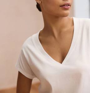 T-shirt en coton luxueux pour femmes respirant ultra-doux pour un usage quotidien décontracté disponible en couleurs classiques tenue à col en V profond - Product Image 3