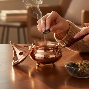 Quemador de Incienso de Cobre de Alta Calidad con Diseño de Caldero de Bruja, Soporte Tradicional de Resina para Carbón y Cera, Ideal para Hogar, Oficina y Espiritualidad en Otoño - Product Image 3