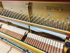 Piano Vertical KAWAI US7X Hecho en Japón, Color Negro, Sonido Potente, Sustain Prolongado, Mecanismo de Martillo Importado de Alta Resistencia - Product Image 4