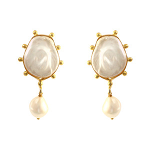 Boucles d'oreilles pendantes en laiton plaqué or avec perle baroque, design artisanal, bijoux de fête pour femmes - Product Image 1