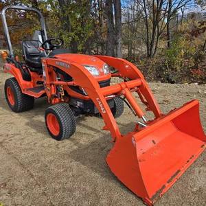 Mini-tracteur Kubota BX23S avec chargeur/pelleteuse et tondeuse centrale de 60 pouces - Product Image 5