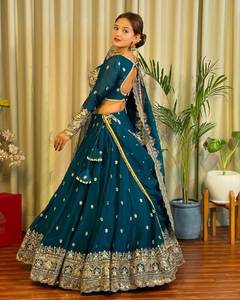 Elegante Salwar Kameez LEHENGA de Satén con Bordado Multidiseño para Bodas Indias/Pakistaníes, Corte Entallado, Listo para Usar - Product Image 4