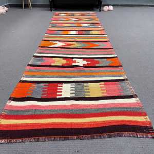 Tapis turc 2,8 x 10,6 pieds, tapis vintage, tapis en laine rouge à pois - Product Image 1