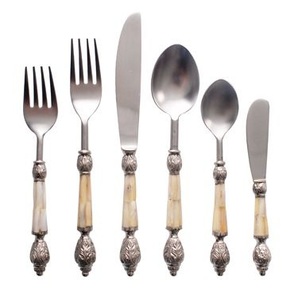 Style moderne, manche en bambou plastique acrylique blanc et couverts en acier inoxydable doré, ensembles de couverts pour la location de fêtes de mariage et d'événements - Product Image 4