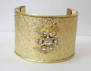 Bracelet en cuivre plaqué or de luxe avec surface florale texturée complexe et fleur en cristal scintillante, pièce d'artisanat métallique - Product Image 3