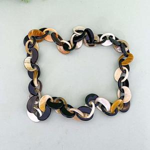 Collier de luxe en corne de buffle fait à la main, bijoux naturels et durables pour femmes, haute qualité - Product Image 1