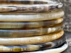 Bracelets en corne de buffle naturelle, fabrication artisanale de bijoux en corne de buffle - Product Image 4