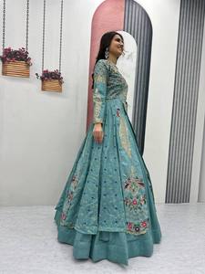 Top Corto de Seda Vichitra con Lehenga y Chal - Product Image 2