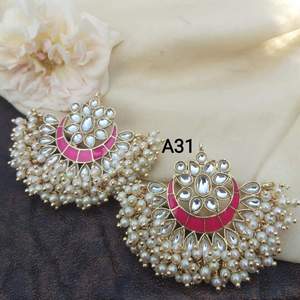 Boucles d'oreilles en alliage de designer avec détails de perles bleues, motif de pierres multicolores élégant pour femmes, à porter pour les fêtes, les mariages et les événements - Product Image 1