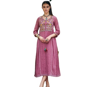 La última colección confeccionada de Kurtis de algodón puro de nuevo diseñador con bordado pesado y trabajo manual - Product Image 4