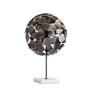 Sculpture de table en métal unique, pièce d'art moderne conçue pour rehausser les intérieurs avec créativité et intérêt visuel - Product Image 1