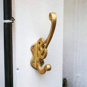 Gancho de Pared de Metal Estilo Antiguo para Decoración del Hogar Tradicional con Construcción de Hierro Fundido Duradero y Diseño Funcional - Product Image 1