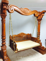 Balançoire d'extérieur moderne en teck massif sculpté à la main avec coussin imperméable pour 3 personnes, idéale pour les parcs et les gymnases, et structure majestueuse en piliers.