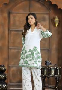 Conjunto de Kurti y Pantalón de Chinon con Estampado Digital para Mujer, Elegante Conjunto Floral Coordinado, Ropa Festiva Lista para Usar - Product Image 3