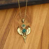 Collier Pendentif Scarabée Égyptien Ailé en Laiton Doré avec Agate Verte et Pierre Cornaline Rouge, Symbole Triquetra, Bijou Spirituel