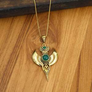 Collier Pendentif Scarabée Égyptien Ailé en Laiton Doré avec Agate Verte et Pierre Cornaline Rouge, Symbole Triquetra, Bijou Spirituel - Product Image 4