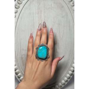 Anillo Ajustable de Plata de Ley con Turquesa Navajo Kingman, Baño de Rodio y Oro Rosa, Diseño de Bisel Moderno, Regalo Oficialmente Licenciado - Product Image 4