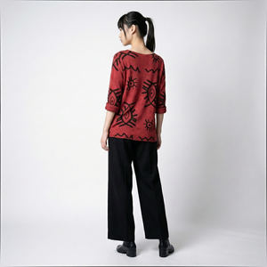 T-shirt a maniche lunghe con scollo rotondo e motivo etnico - Product Image 2