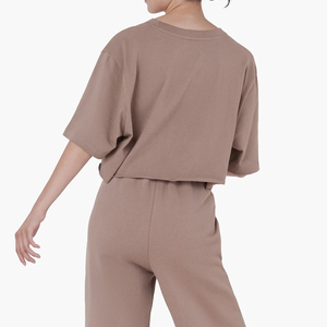 Camiseta Moderna y Atractiva para Mujer, Diseñada para un Movimiento Cómodo, con un Diseño Elegante y una Presencia Informal Relajada - Product Image 4