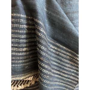 Écharpe en soie et laine tissée à la main, indigo riche - Accessoire haut de gamme - Product Image 1