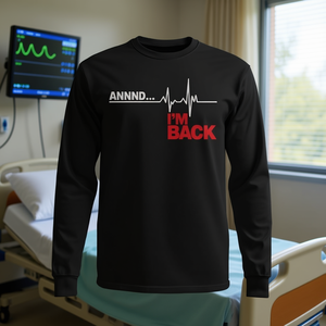 Sopravvissuto a una chirurgia al cuore e sono di nuovo qui! Maglietta a Maniche Lunghe con Motivi Cardiaci ed ECG, Prodotto Promozionale - Product Image 3