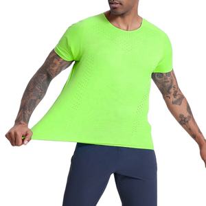T-shirt sans couture à col rond pour homme, idéal pour la gym, léger, respirant, séchage rapide, 100% polyester, couleurs et logo personnalisables - Product Image 3