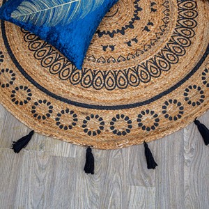 พรมปูพื้นทรงกลมทำจากปอกระเจาทอมือ ลายแมนดาลาพิมพ์สีดำ เป็นมิตรกับสิ่งแวดล้อม พร้อมพู่ห้อย สำหรับตกแต่งห้องนั่งเล่น - Product Image 2