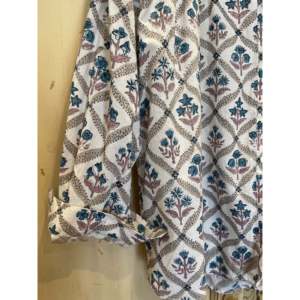 Blusa Gillian Estampada a Mano, Floral, de Popelina de Algodón, Estilo Casual de Lujo, con Decoración de Botones, Disponible en Tallas Larga, Corta y XL, para Oficina - Product Image 3