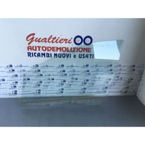 VETRO ANTERIORE SINISTRO INFERIORE KIA Carens 2a Serie 824111D000 (06>) - Product Image 1