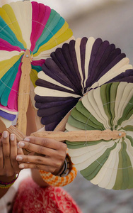 Éventail en feuilles de palmier fait à la main, éventail décoratif en feuilles de palmier pour mariage, fête, événement, logo privé disponible au Vietnam - Violet - Product Image 6