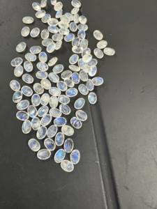 พลอยมูนสโตนสีขาวรุ้งทรงรีขนาด 5-6 มม. คุณภาพดีที่สุด ขัดเงา สีฟ้าธรรมชาติ - Product Image 5