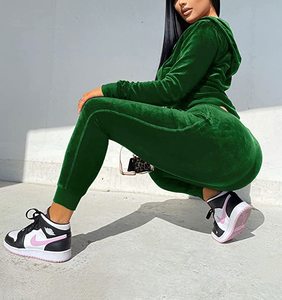 Vêtements personnalisés de haute qualité pour femmes Sweat-shirt à capuche zippé en velours ajusté Joggers Survêtements Y2K Ensemble deux pièces en velours - Product Image 4