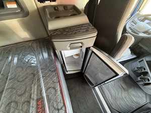 ซื้อเลย รถบรรทุกหัวลากมือสอง ปี 2021 รุ่น VNL64T760 พร้อมเตียงนอน - เครื่องยนต์ D13 425 แรงม้า เกียร์อัตโนมัติ 12 สปีด พร้อมส่งทั่วโลก ส่งถึงบ้าน - Product Image 3