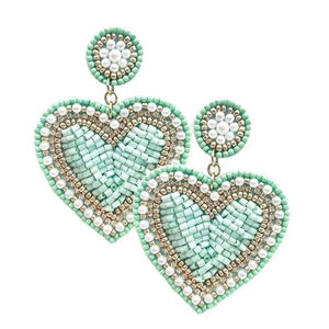 Belles boucles d'oreilles à la mode en forme de coeur avec broderie perlée à la main au design fantaisie multicolore pour les femmes à la mode - Product Image 1