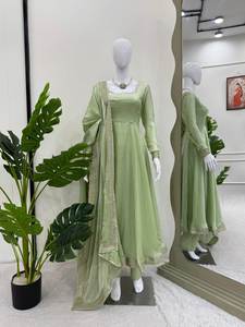 Ensemble de robes de créateur exquis avec des paillettes de soie Fendy et des travaux de broderie pour les occasions festives et les mariages, tenue ethnique élégante - Product Image 5