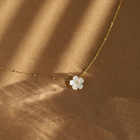 Collier pendentif fleur plaqué or en acier inoxydable 201 pour dames perle avec motif en forme de lettre et chaîne de corde