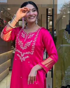 Conjunto de traje de 3 piezas de seda Chanderi pura, ligera y suave, con bordados, perfecto para todas las ocasiones. - Product Image 5